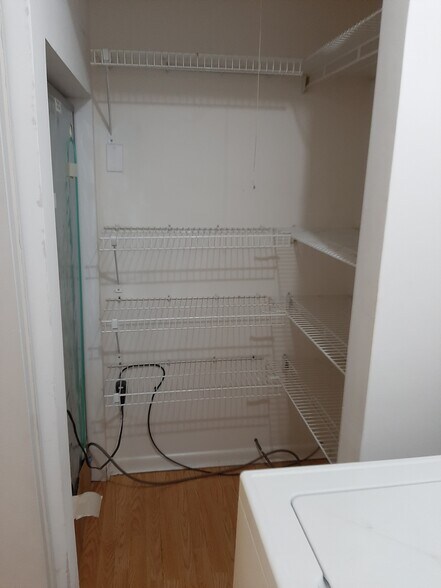 Building Photo - 582 Moull St