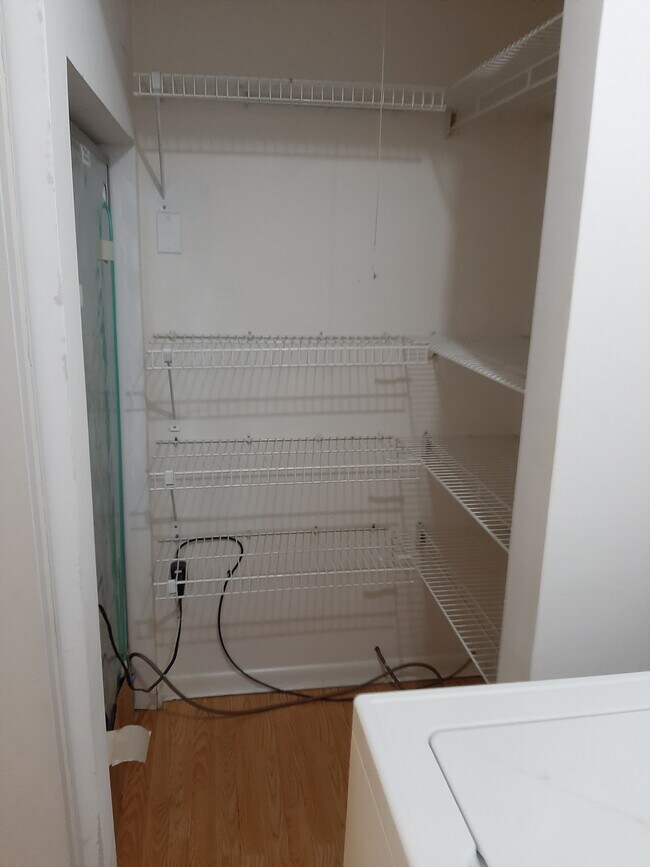 Building Photo - 582 Moull St