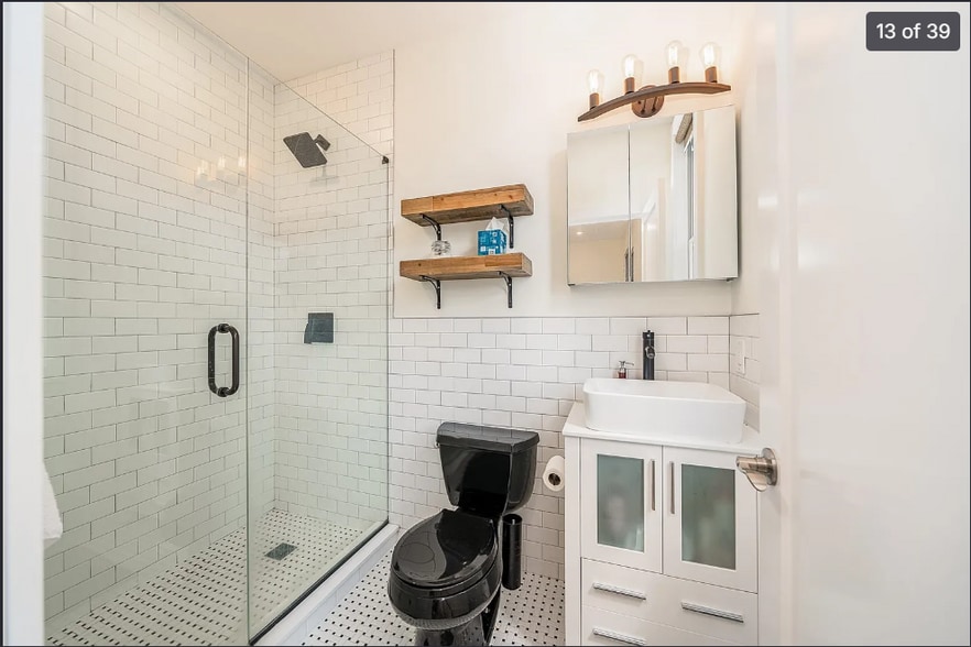 Building Photo - 209 Hutton St