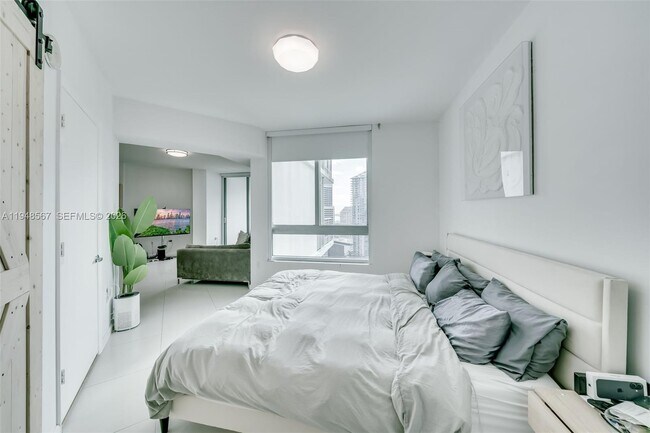 Building Photo - 350 S Miami Ave