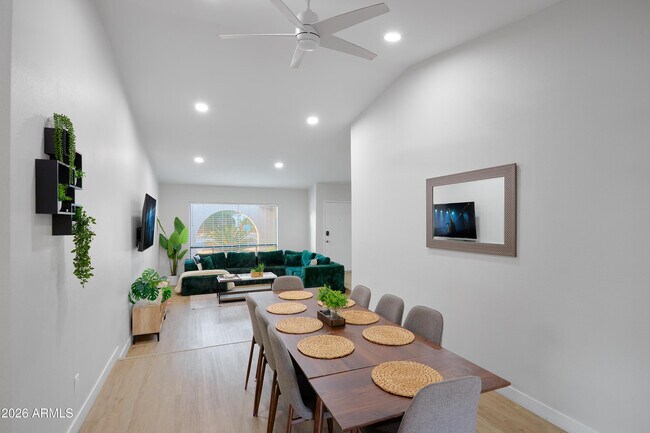 Building Photo - 2331 E Sunnyside Dr