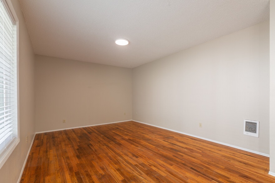 Building Photo - 2531 SE 27th Ave