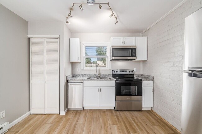 Building Photo - FREE 1 Month Rent! Renovated 2BR Near Children’s Hospital & German Village
