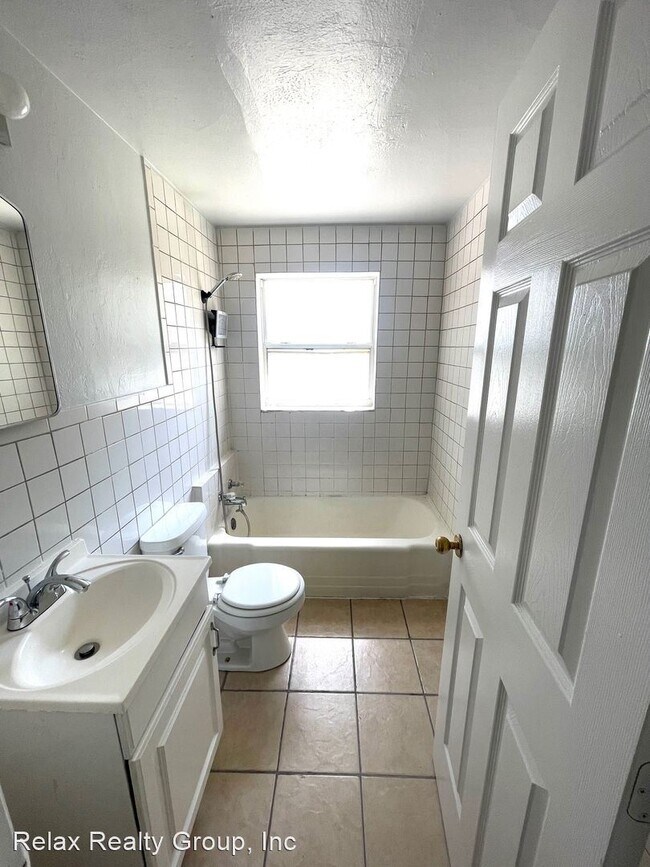 Building Photo - 1 br, 1 bath House - 1732 32nd Ave E