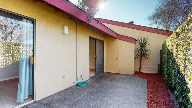 Building Photo - Spacious and Bright 1 Bedroom 1 Bath end unit at Redwood Village!