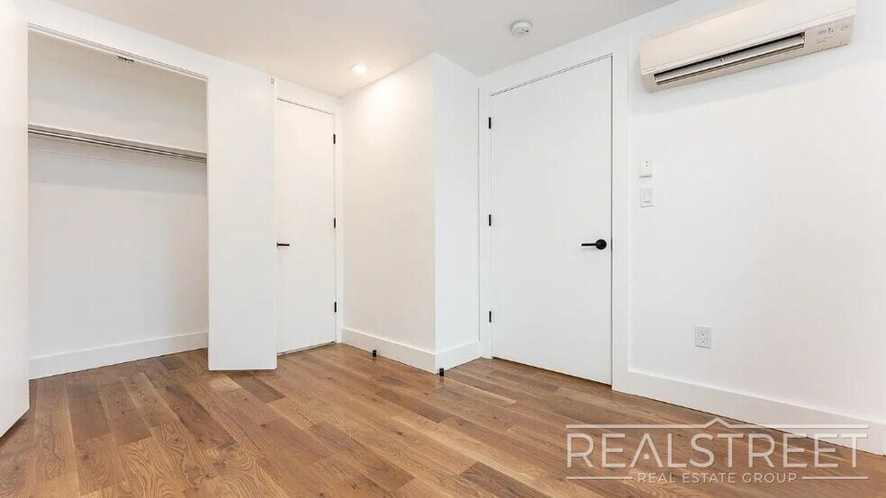 Building Photo - Montrose Avenue