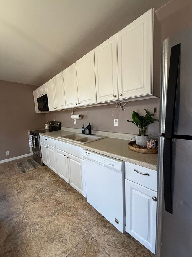 Building Photo - 2 bedroom home fully fenced on nearly an a...