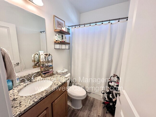 Building Photo - Stylish Townhome with Room to Relax & Ente...