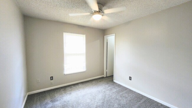Building Photo - Welcome to this charming 3-bedroom, 2-bath...
