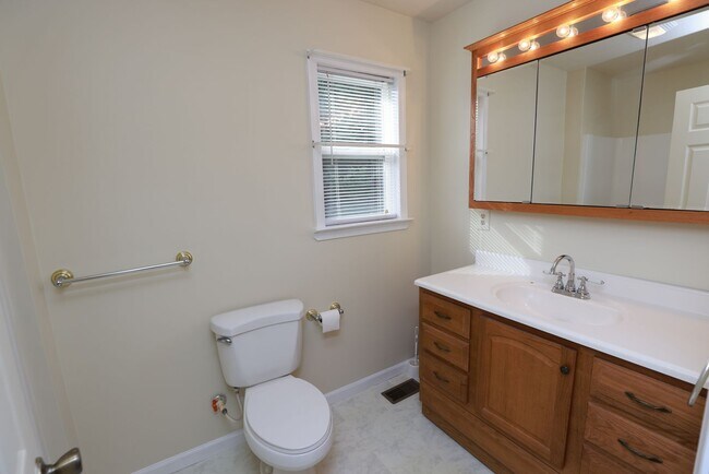 Building Photo - Spacious Brick Rancher in the heart of Tuc...