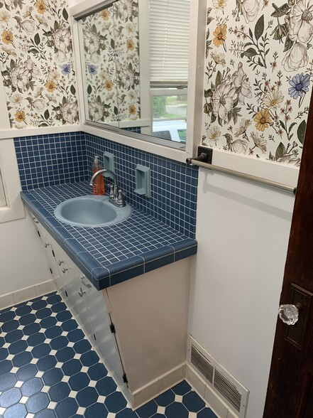 Building Photo - 1232 Porlier St