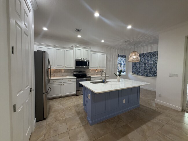 Building Photo - 11908 SW Crestwood Cir