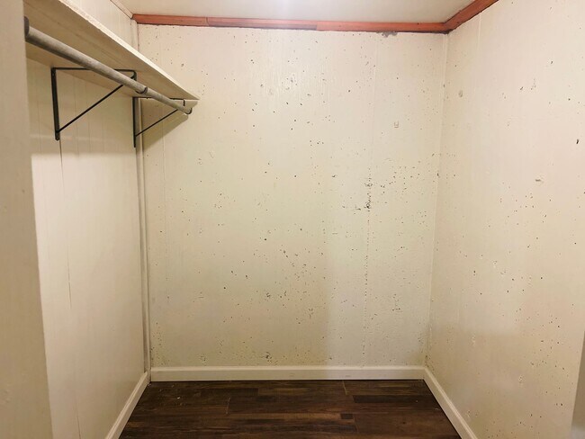 Building Photo - 2 Bedroom 1 Bath w/ Off Street Parking & Laundry