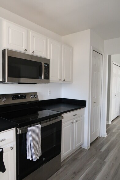Building Photo - 16468 Radison Dr