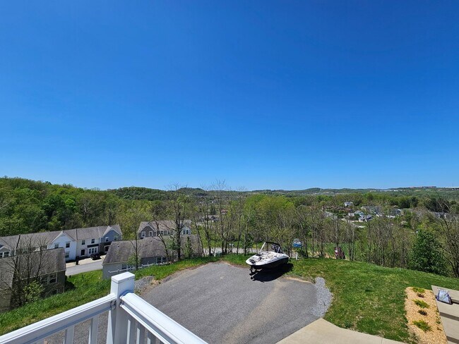 Building Photo - 4 Bedroom, 3 Bathroom home AVAILABLE 07/01...
