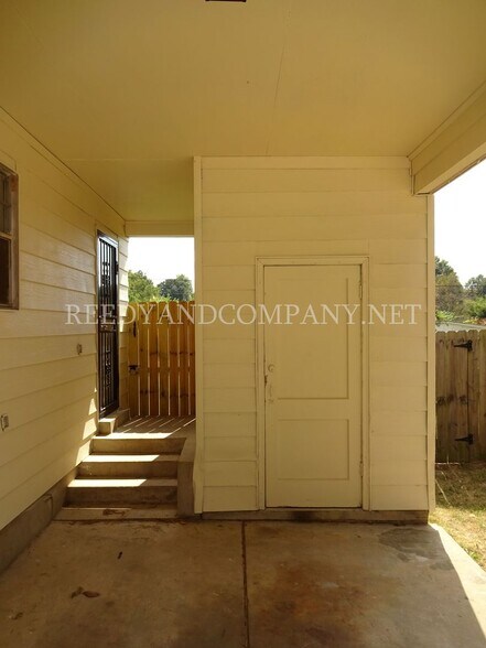 Building Photo - 1645 Kilarney Ave