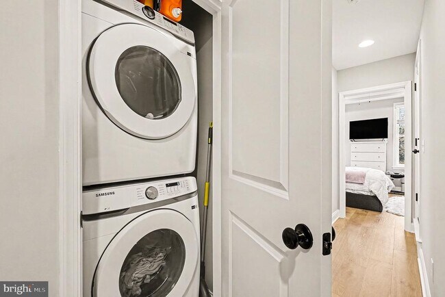 Building Photo - 443 S Robinson St