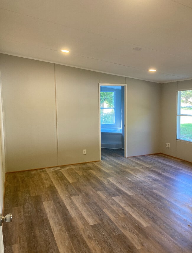 Building Photo - 319 Bridgeview Dr