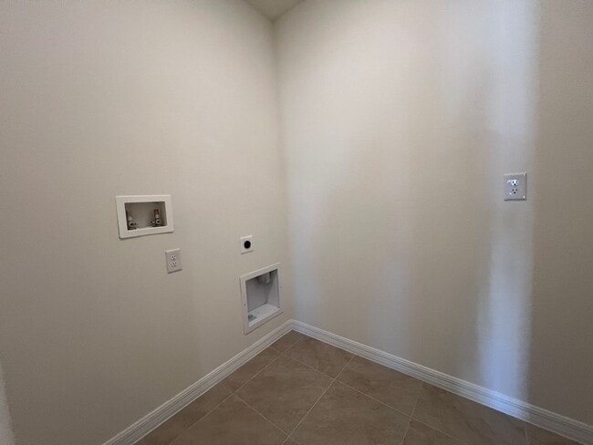 Building Photo - Brand New! 4 Bedroom, 2 Bathroom home in t...