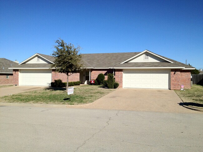 Primary Photo - 3BR / 2BA Duplex in Hewitt, Texas | Midway...