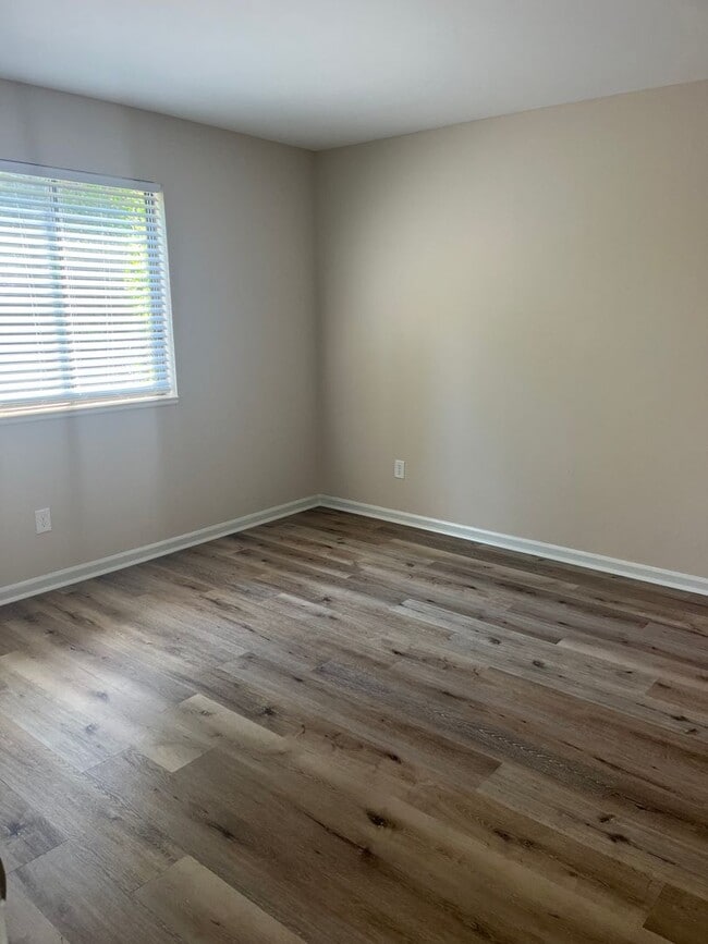 Building Photo - Condo in great location