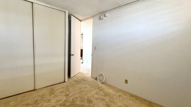 Building Photo - AVAILABLE NOW - SPACIOUS 2BD/1BA WITH 1 COVERED SECURED PARKING!