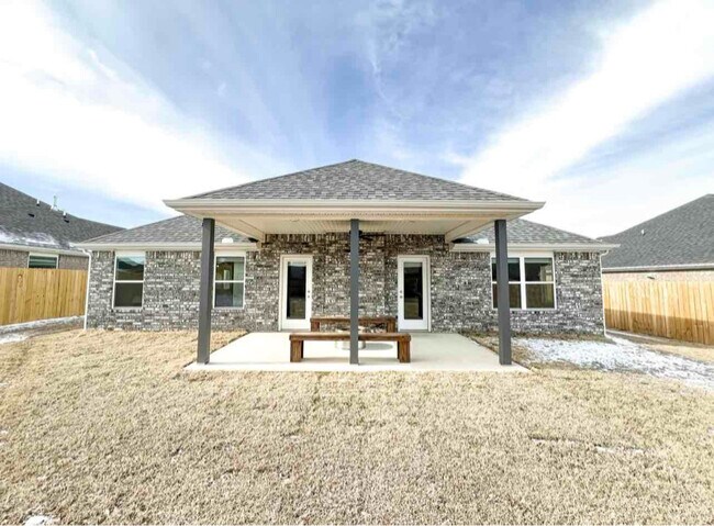 Building Photo - 310 W Tyler Rd