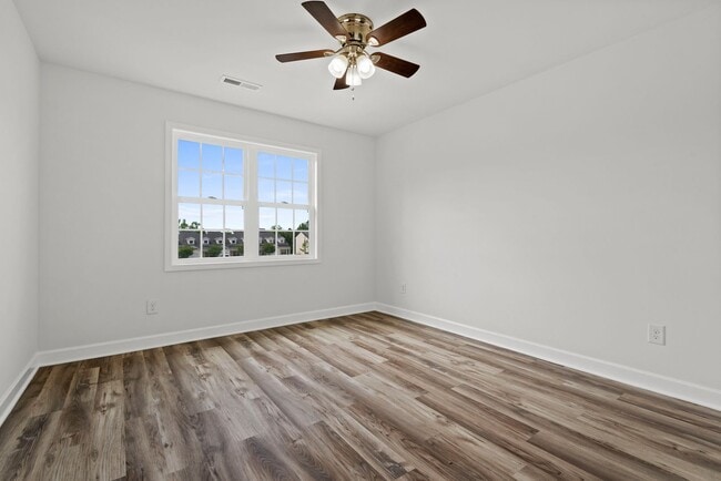 Building Photo - Gorgeous Townhome In Clayton!