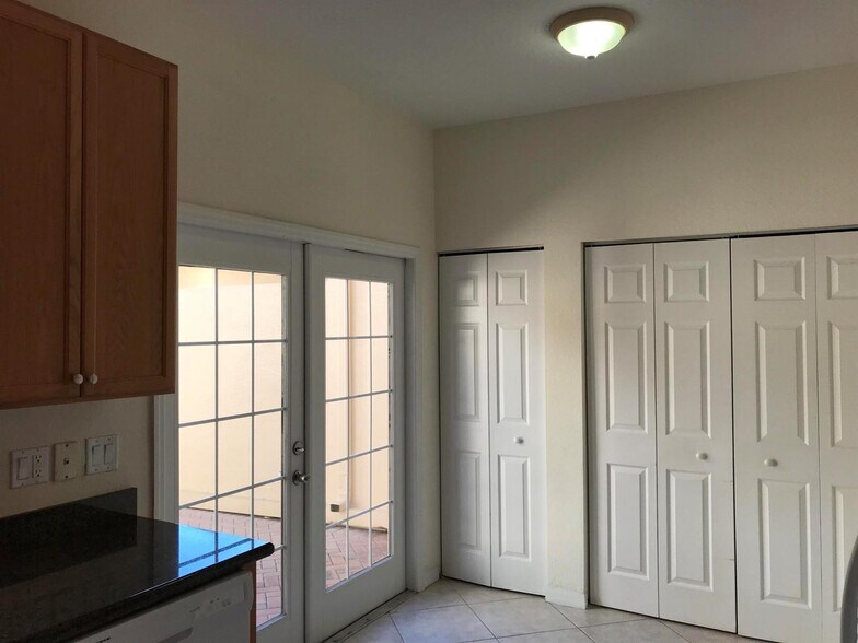 Building Photo - 141 E Thatch Palm Cir