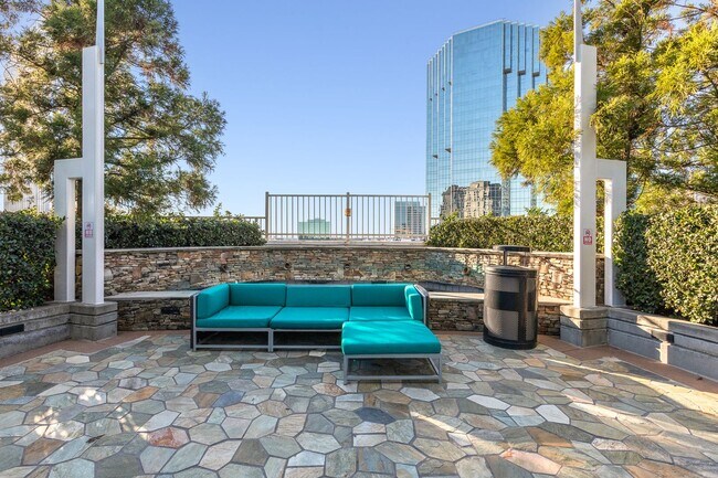 Building Photo - Spacious 1 Bedroom Condo in Heart of Buckh...