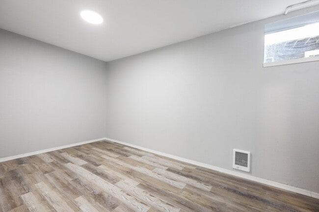 Building Photo - Renovated Basement level unit - West Linn, OR