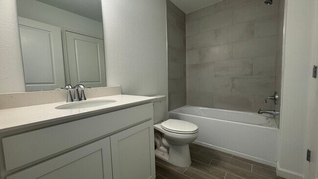 Building Photo - Charming 3BR Townhome with Screened-In Patio