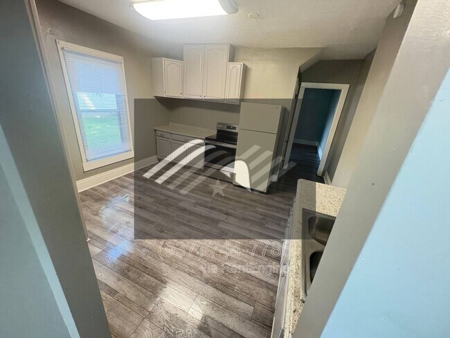 Building Photo - 419 Alberta St