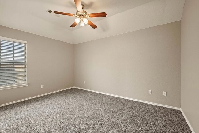 Building Photo - Light-Filled 3-Bedroom Home with Updated K...