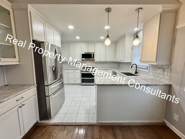 Building Photo - Stylish Split-Level Living in Overland Park  – Pet-Friendly