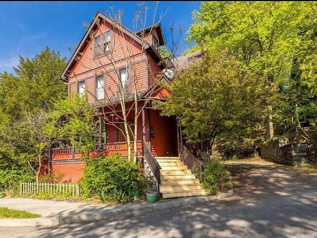 Building Photo - 3 bedrooms home in downtown