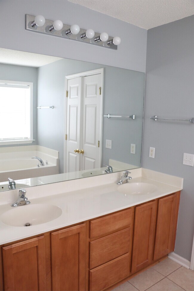 Building Photo - 10 Bushwood Dr