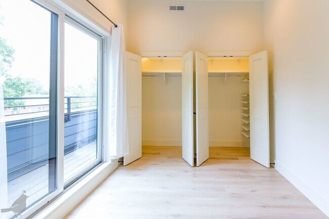 Building Photo - Modern 4 Bedroom Penthouse in Nest to Unio...