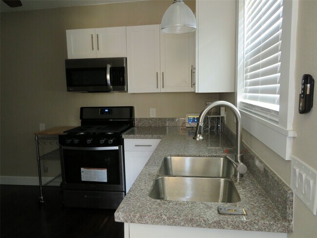 Building Photo - 12 Greenwood St