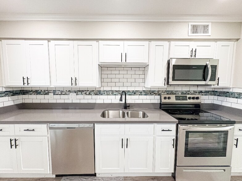 Building Photo - 515 E Dunbar Dr