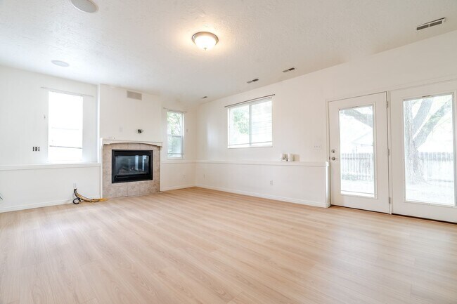 Building Photo - Beautiful Remodeled Home In Great Clinton Area