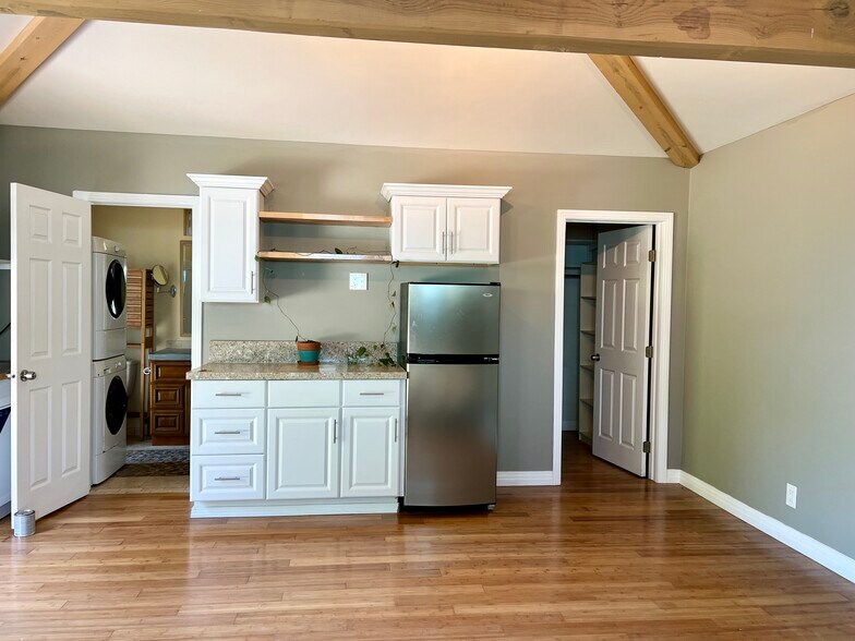 Building Photo - 10748 Charnock Rd