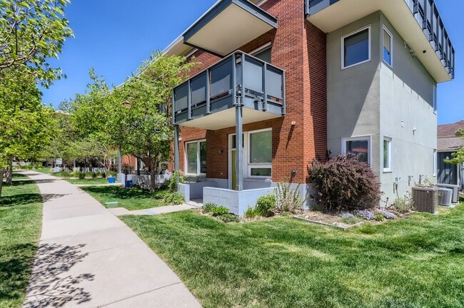 Building Photo - Modern 1 BDR Condo in Holiday Neighborhood