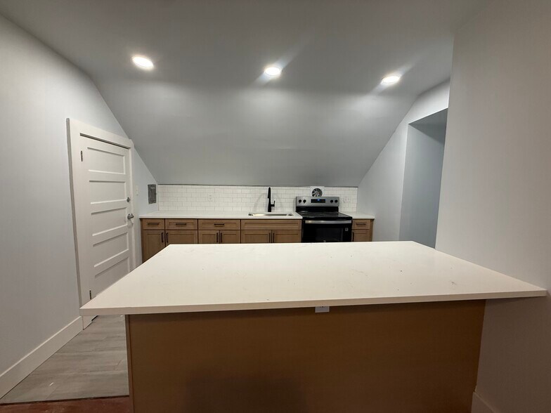 Building Photo - 1367 Burdette Ave