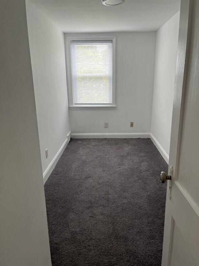 Building Photo - 240 W 21st St