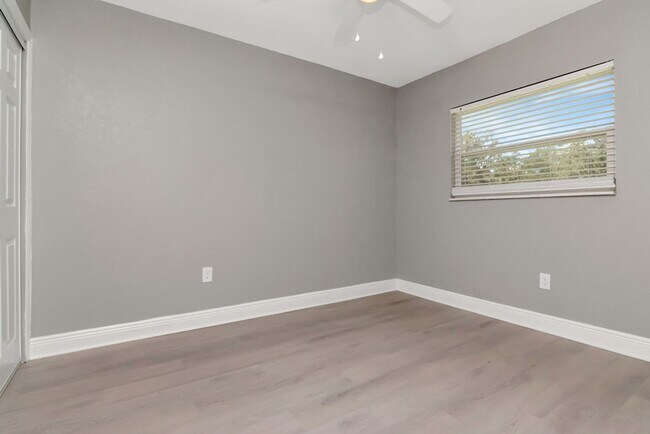 Building Photo - Move-In Incentive! Updated 2/1 Brandon Dup...