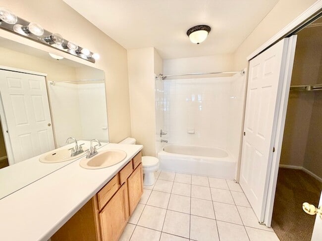 Building Photo - Westbury Farms 1-Bedroom