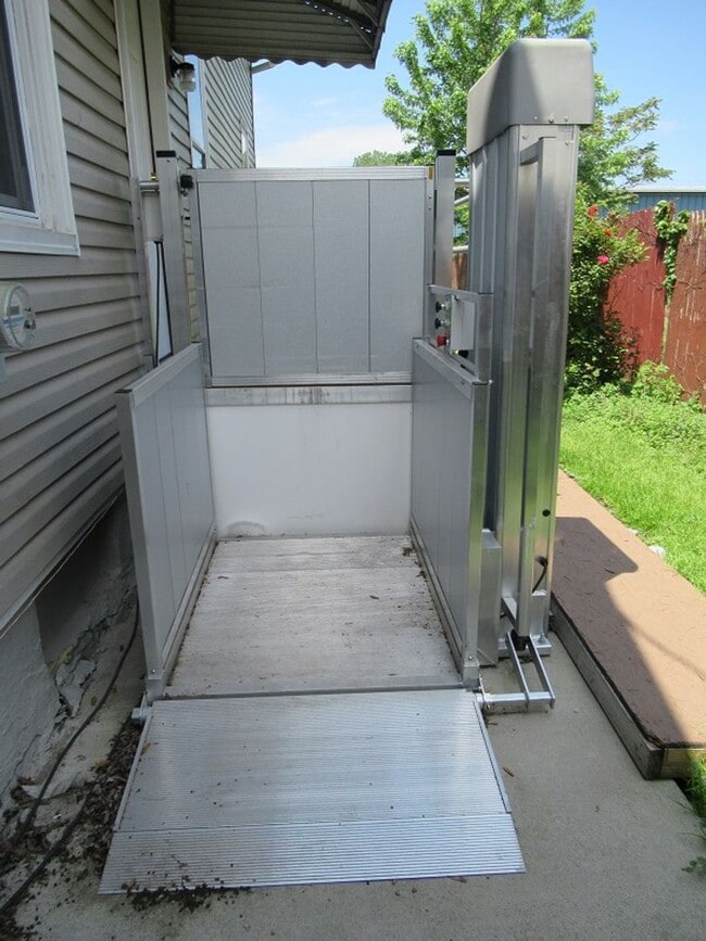 Building Photo - 1 bedroom ADA unit