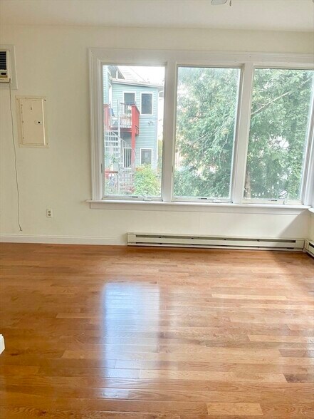 Building Photo - 38 Moore St