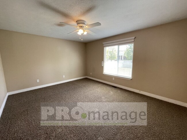 Building Photo - 4 Bed, 3 Bath Town Home w/ 2 Car Garage - Ammon